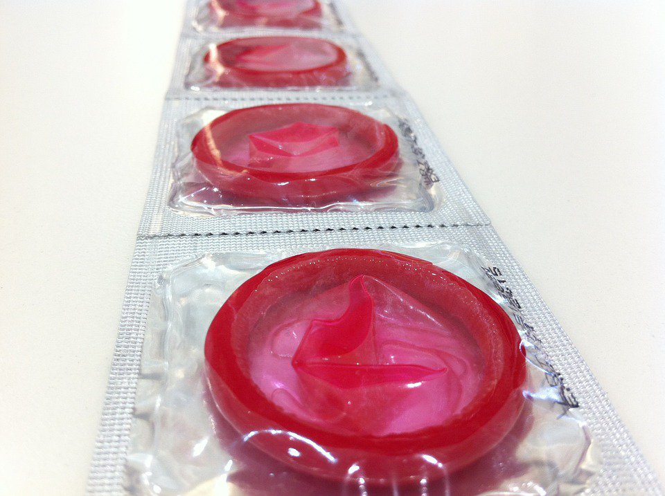 wikisesso's tweet photo. Sesso non protetto? Solo con......... #sessononprotetto #preservativo https://t.co/jEJVXTO19M https://t.co/BSbrOeZ13M