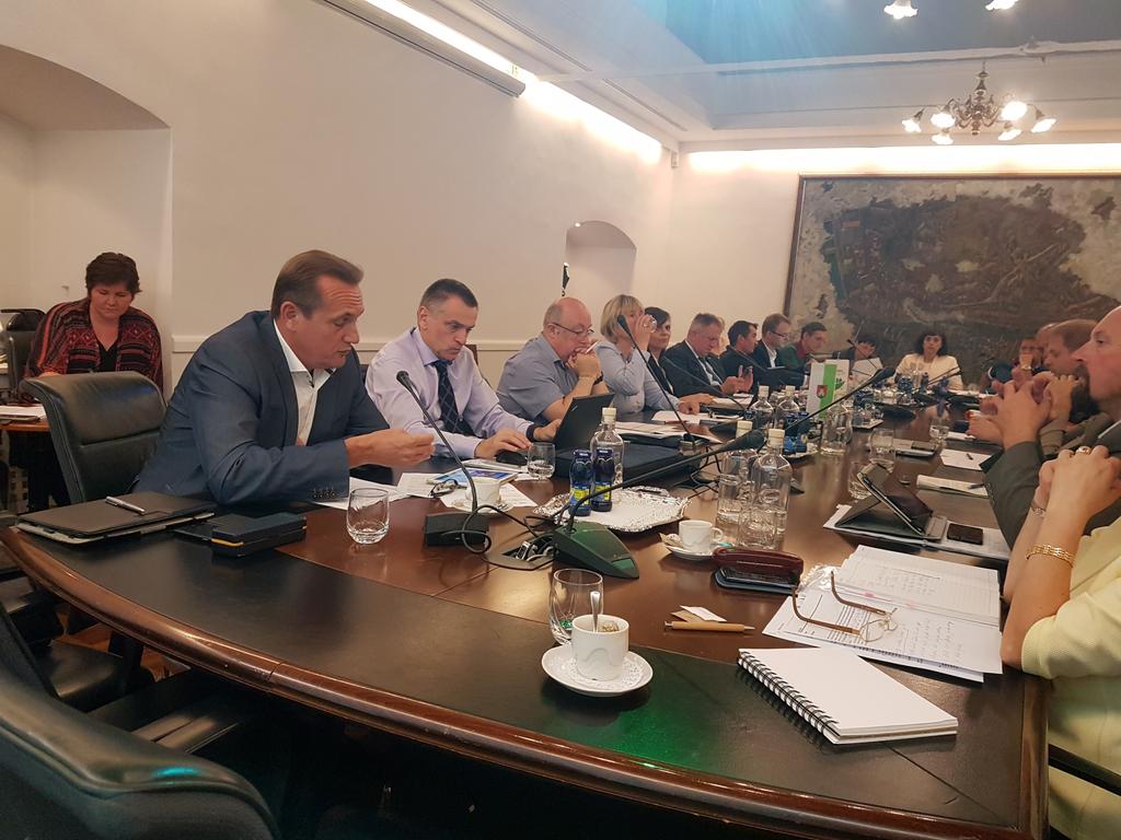 UrosBrezan's tweet photo. Svet Z. kohezijske regije z ministroma @SVRK_RS in MGRT daje zeleno luč projektom regionalnega razvoja. Na bolje. #operativniprogram #drr https://t.co/07VzDwsqWv