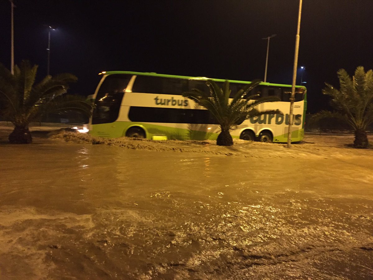 oriana_herrera's tweet photo. Cuidado al transitar por costanera antes de llegar a Av. Los Tamarugos #Antofagasta @reddeemergencia @BombaPrat @OMEGA_Antof https://t.co/mMV7NS7bIU