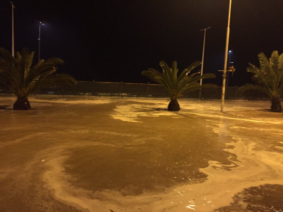 oriana_herrera's tweet photo. Cuidado al transitar por costanera antes de llegar a Av. Los Tamarugos #Antofagasta @reddeemergencia @BombaPrat @OMEGA_Antof https://t.co/mMV7NS7bIU