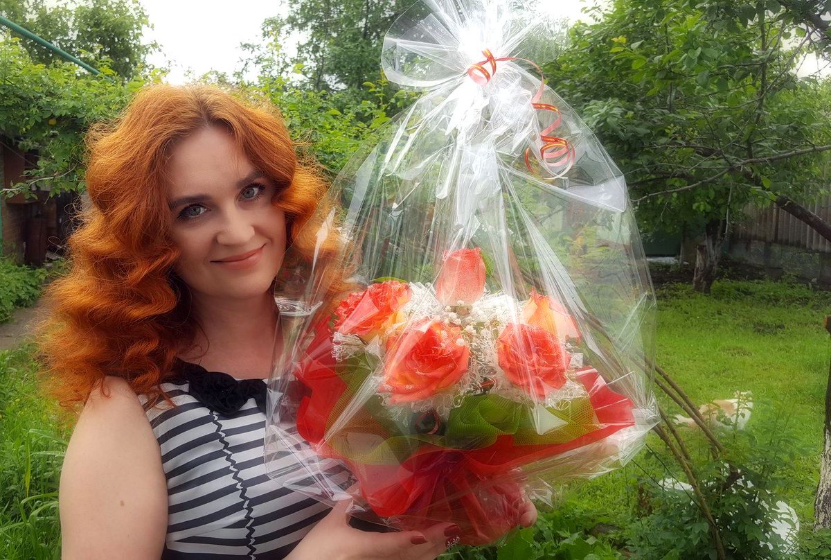 Juli_Konovalova's tweet photo. That's another year added. I accept congratulations! #birthday #Redhead #redhair #7thofJune #roses #flowers #justme #JuliaSafonovaKonovalova https://t.co/xIJSA9OGtg