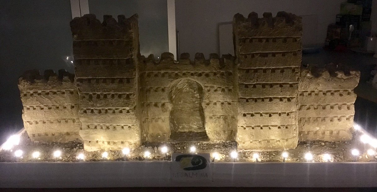 El <a href="/IESALMINA/">IESALMINA</a> ha recibido como regalo una reproducción de  las murallas merinidas por parte del Centro de realojo temporal La Esperanza