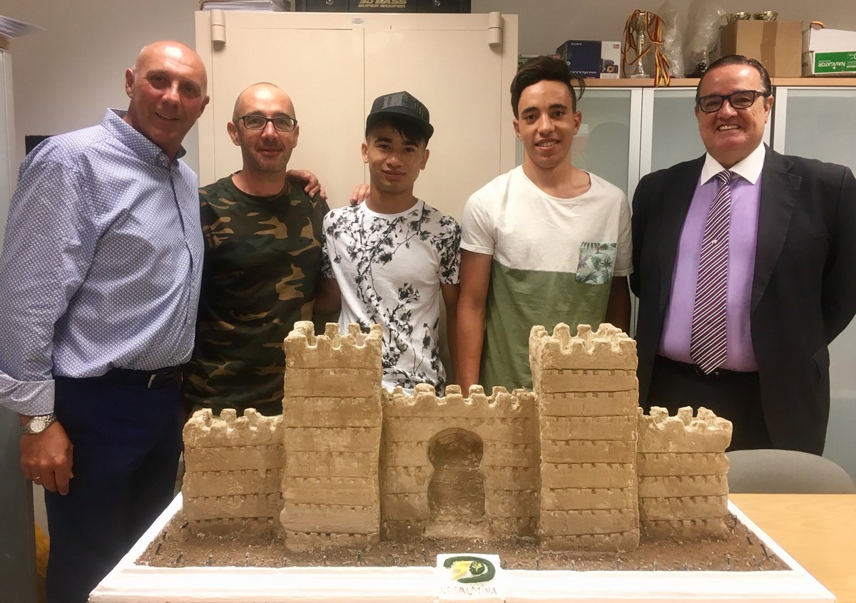 <a href="/IESALMINA/">IESALMINA</a> Acharaf Hassane y Bilal Mouiane, supervisados por Francisco J. Parrado, han realizado en escayola la puerta de Fez, emblema del <a href="/IESALMINA/">IESALMINA</a>