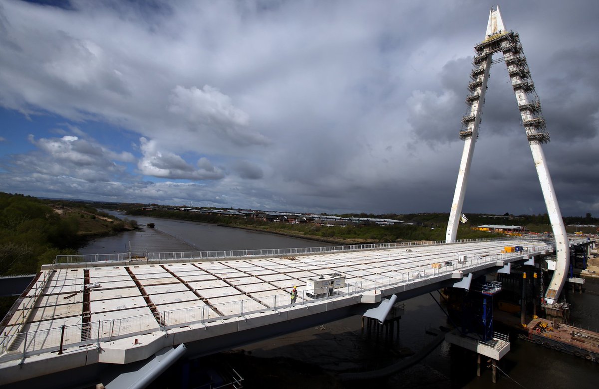 Sunderland's New Wear Crossing: lifting a 1000-tonne steel pylon that's 2x taller than Nelson's Column bit.ly/2r0B7KQ