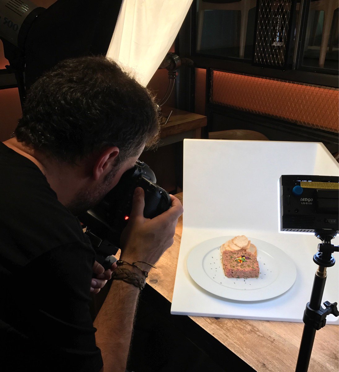 idi_studio's tweet photo. Mañana de sesión fotográfica para el nuevo #lilicookgastrobar con @oscarramosfoto #fotoproducto #fotografíagastronómica #admasd https://t.co/5MJ4edBVa0