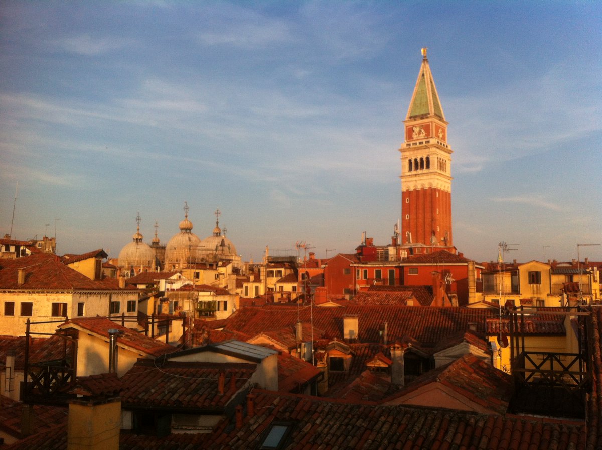 Back in #venice for #winewednesday <a href="/winewankers/">The Wine Wankers 🍾🤛🎉🥂</a> <a href="/JMiquelWine/">Julien Miquel #Wine</a> Tasting top new <a href="/ChampagneGardet/">Champagne Gardet</a> ExtraBrut 2012 &amp; rooftop view of #SanMarco