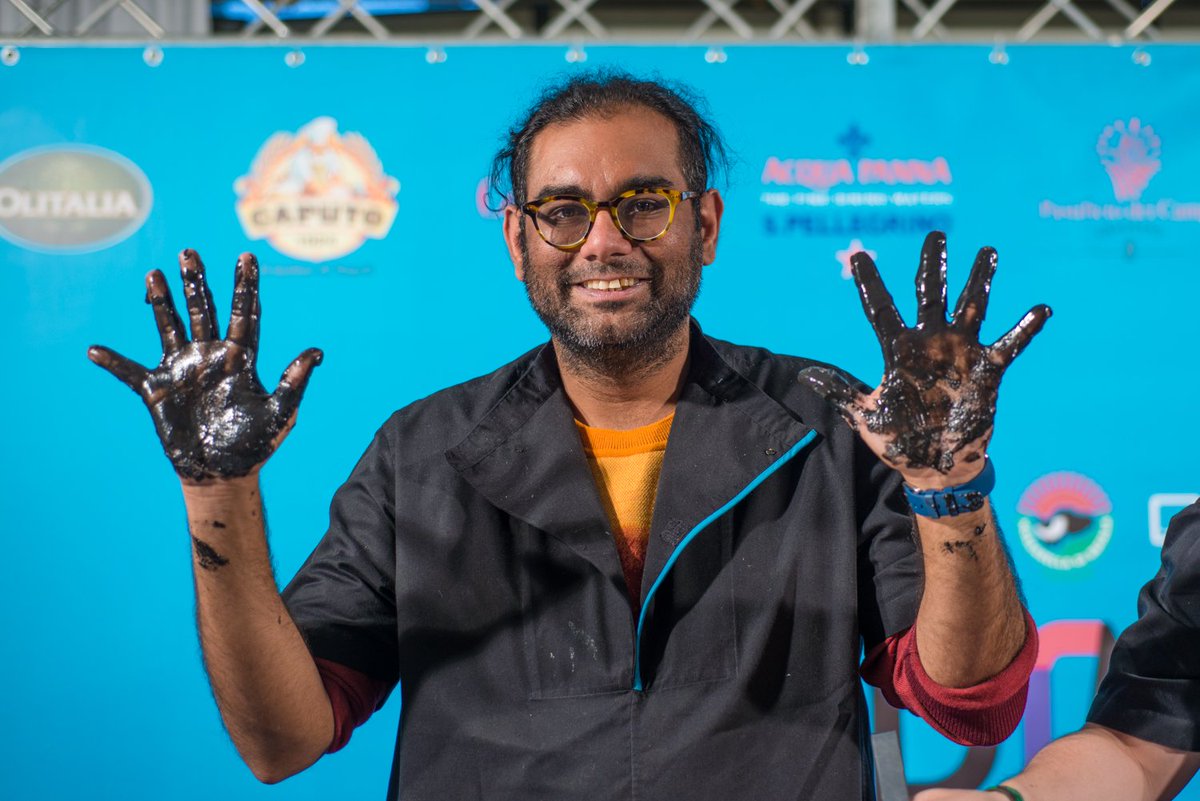 lsdm_official's tweet photo. Un mattatore in grado di tenere il pubblico incollato alle sedie. Gaggan Anand ad LSDM10.
#LSDM10 #BigAndChic
https://t.co/hbt4Kyqv3C https://t.co/jhS07tNgYU