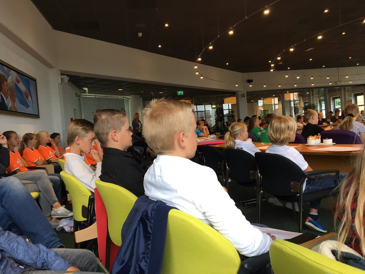 It_Twaspan's tweet photo. Leerlingenparlement @cbo_meilan @Heerenveen @gemeenteDFM #elkaarlerenkennen #verbinding #presentatie https://t.co/4dDnlmd8Mi