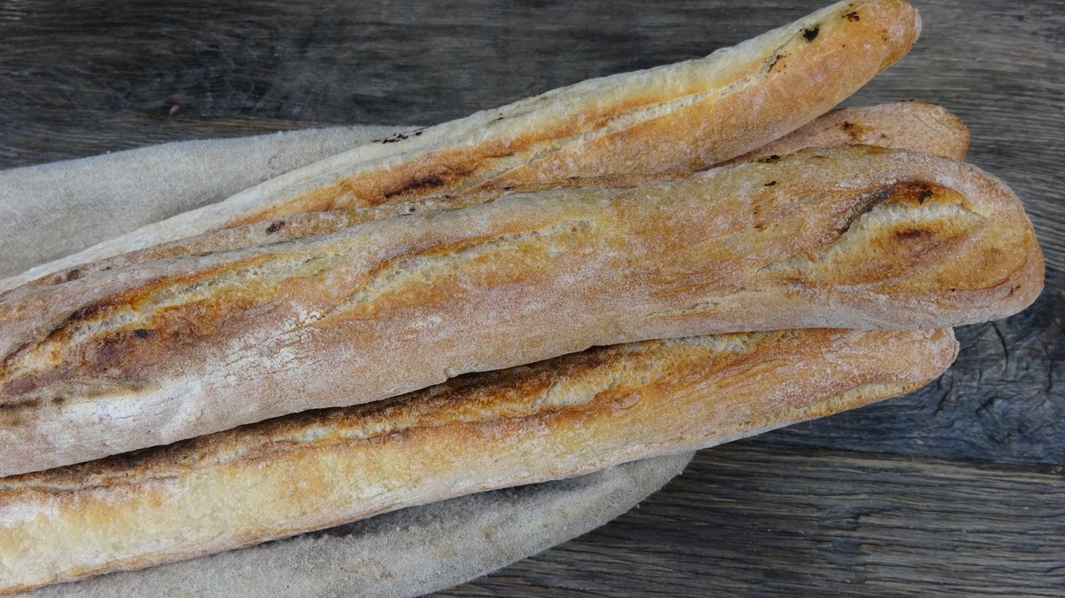 #LeSaviezVous? Les #baguettes du #CafédesAbattoirs sont préparées spécialement pour nous et sont servies chaudes et croustillantes à table!