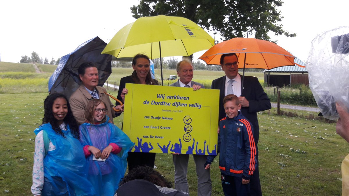toostenrijk's tweet photo. De dijken rond het Eiland van #Dordrecht zijn veilig verklaard bij de feestelijke afsluiting #Bildersteeg. @hollandsedelta @CDA_Holl_Delta https://t.co/CFyxsYMVjs