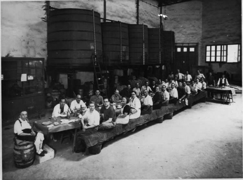 rtroyano's tweet photo. .@VermutsRofes estrena #web > L'aposta x la #gastronomia del #vermut de 1890 @LaConca51 #Reus #VermutExperience https://t.co/osX0ZpmAeY https://t.co/xpqOZ0itBN