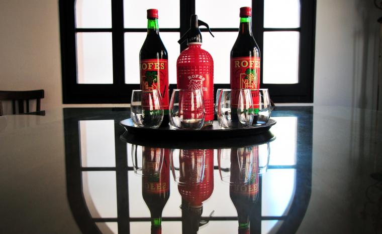 rtroyano's tweet photo. .@VermutsRofes estrena #web > L'aposta x la #gastronomia del #vermut de 1890 @LaConca51 #Reus #VermutExperience https://t.co/osX0ZpmAeY https://t.co/xpqOZ0itBN