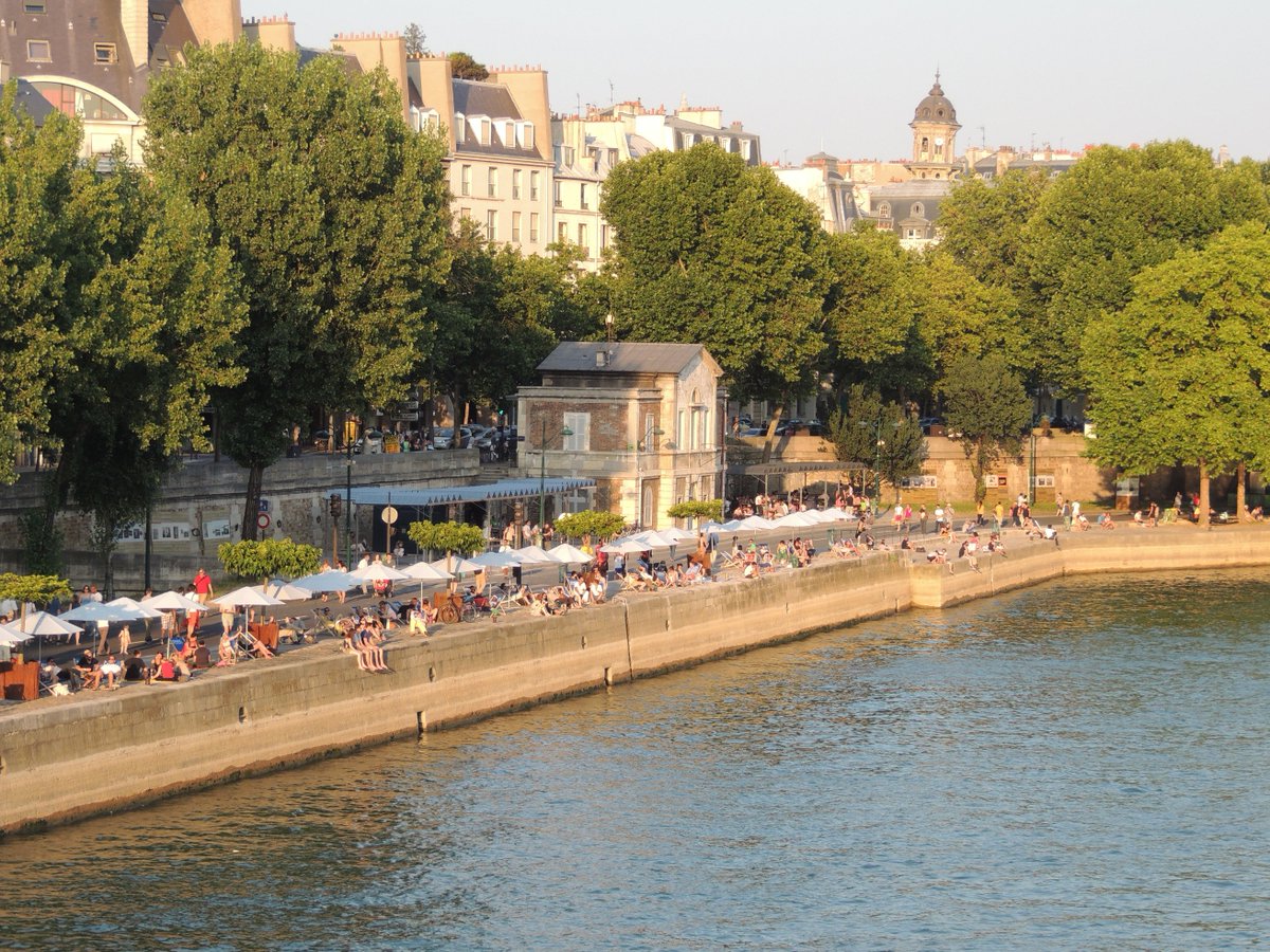 ParisCVB's tweet image. DID YOU KNOW? #RivesDeSeine are now pedestrianized! Step off the beaten track for you next #event with those spots: bit.ly/2qE6oPv