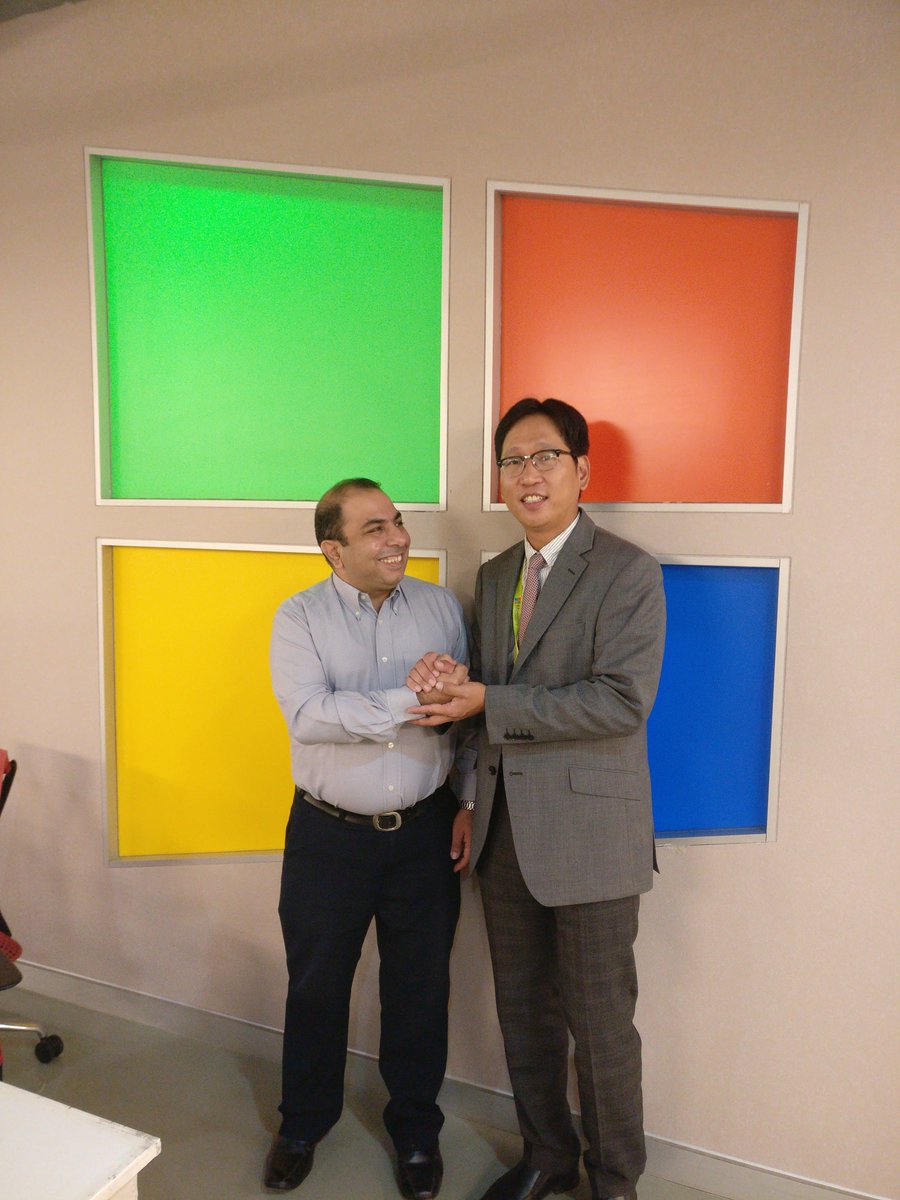 Mr. Caleb Lee with <a href="/naveenasrani/">naveen asrani</a> at <a href="/MSA_IND/">Microsoft Student Ambassadors Community</a> discussing opportunities for Indian #startups at the #KStartupGrandChallenge 2017