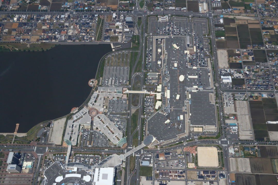 朝日新聞航空部 בטוויטר 大きさにびっくり 埼玉県越谷市にあるショッピングモール イオンレイクタウン その巨大さは車や住宅と比べるとよくわかります 高