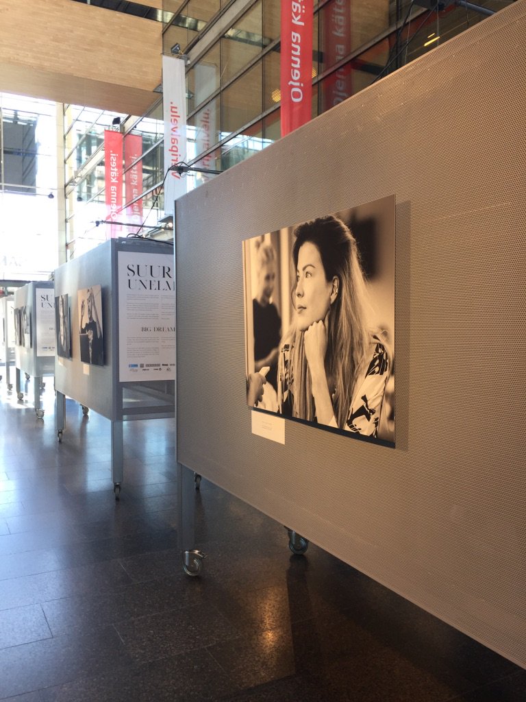 Valokuvaaja Anthony Ubaudin näyttely #Sanomatalossa SOS-Lapsikylän hyväksi. Kuvissa mm. <a href="/jennivartiainen/">Jenni Vartiainen</a> , ja muita tuttuja. #suuriaunelmia