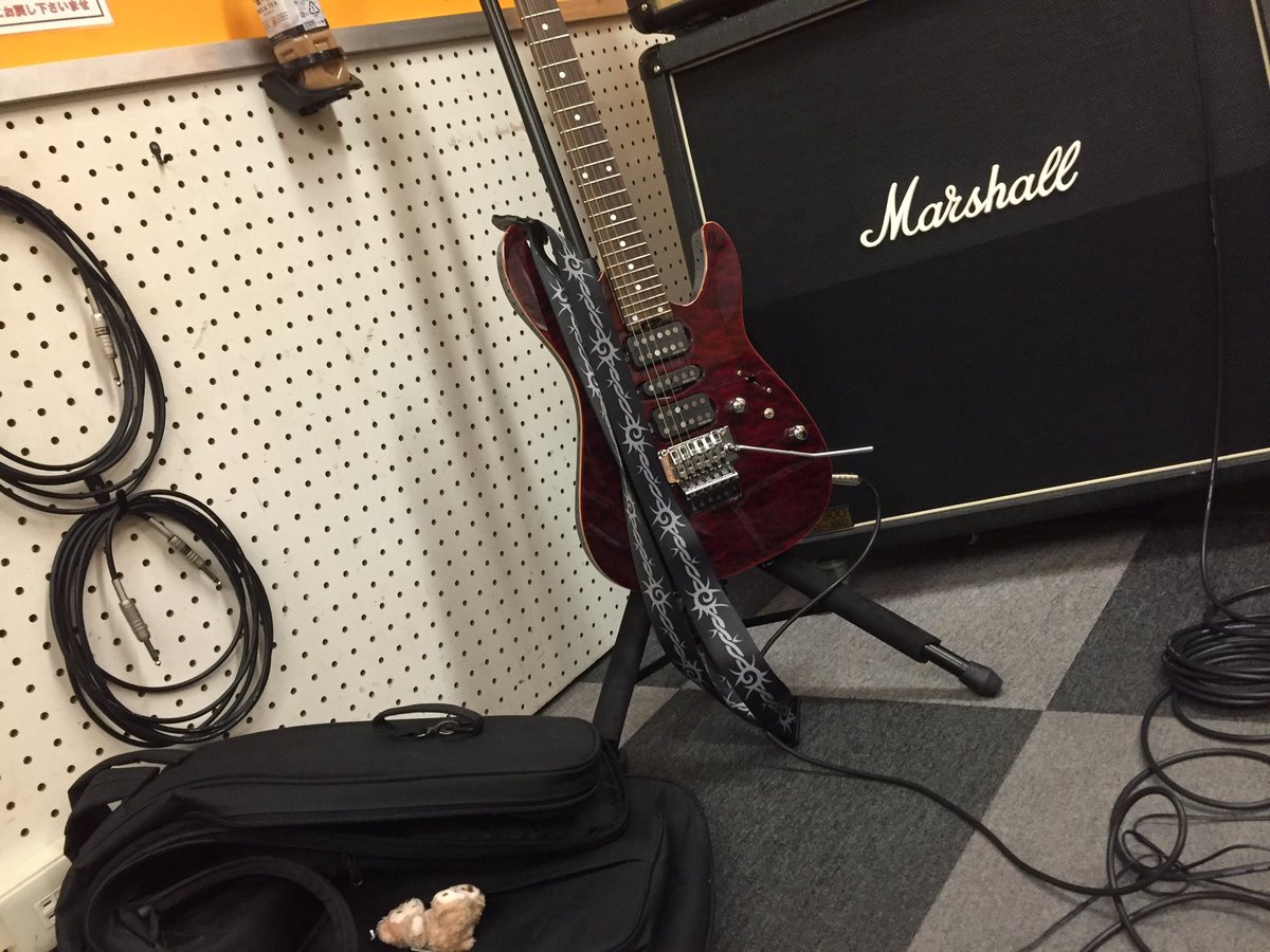 bandxRemake's tweet photo. 文化祭近いので集まれるメンバーだけでスタジオ練！！

雨降ってるから帰り楽器が心配(--;) https://t.co/9SkTxxG3DR