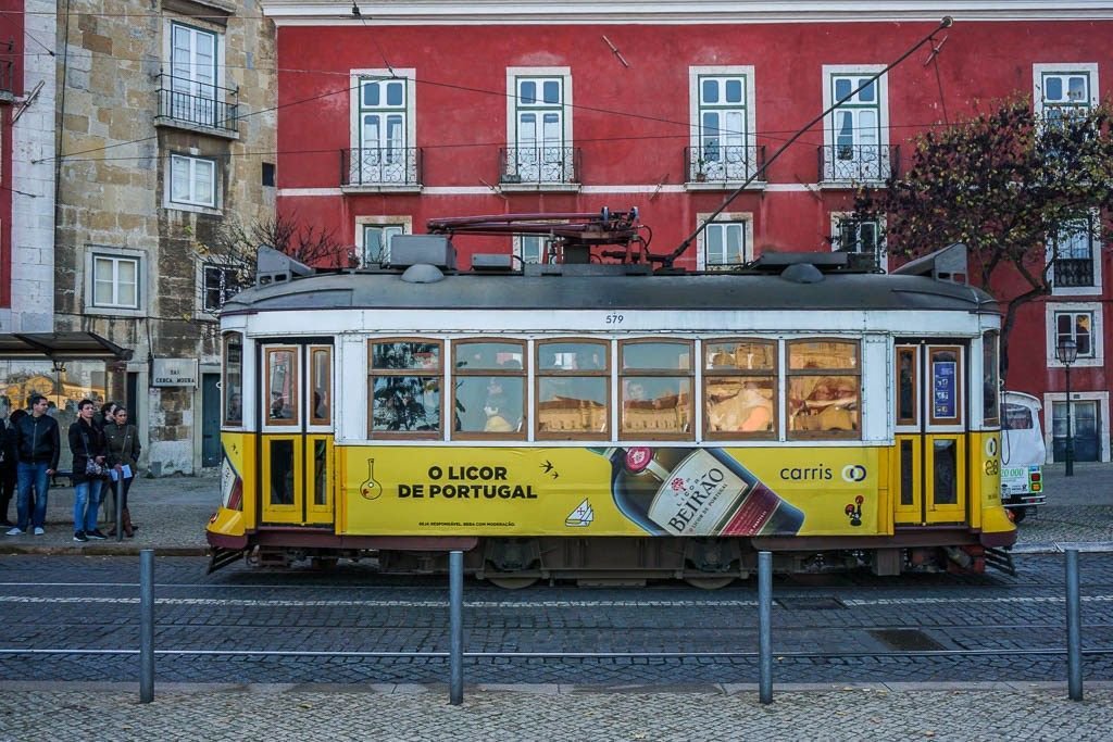 migratingmiss's tweet photo. Planning a trip to Portugal soon? - 21 Things To Know Before You Visit Lisbon #lisboa #portugal @turismoportugal https://t.co/6cZdxDe335 https://t.co/DuFBmNyXPw