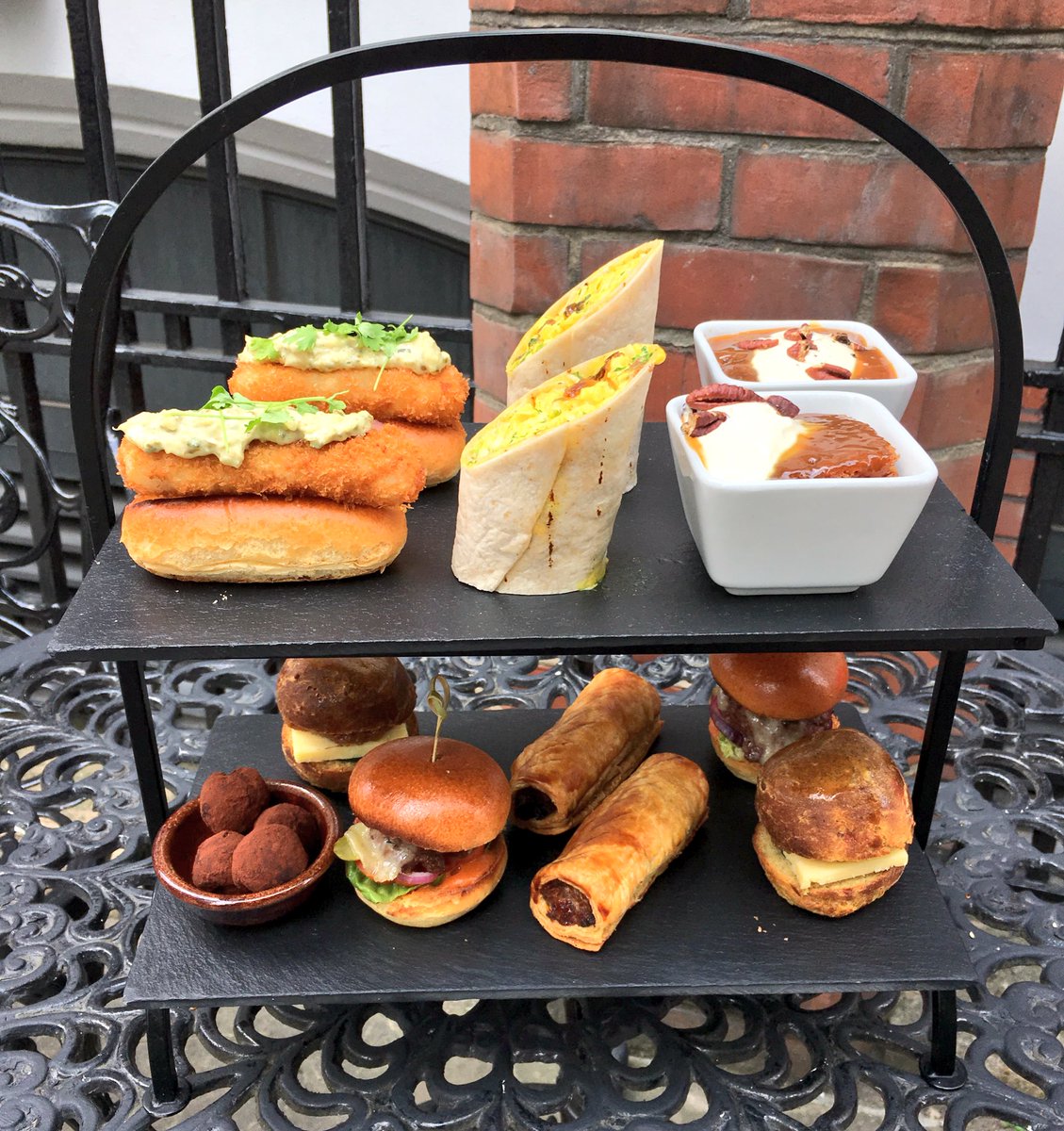 MalmaisonHotels's tweet photo. Afternoon Tea, but manlier💁🏻‍♂️Treat dad to Gentleman’s #AfternoonTea this #FathersDay from £25 🍰
➡️https://t.co/06LgvAQy12 https://t.co/v6lgfTt26K