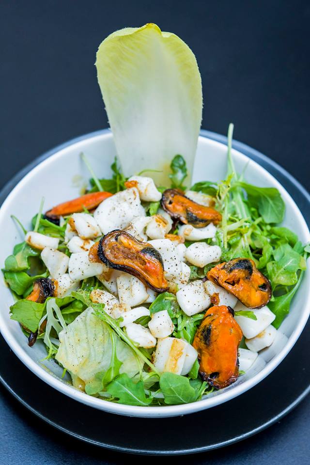 ComalaRest's tweet photo. Ensalada de mil verduras con vinagreta de fruta de la pasión, mejillón gallego a la plancha y calamares, refrescante novedad en Comala https://t.co/r9c6LpLETG
