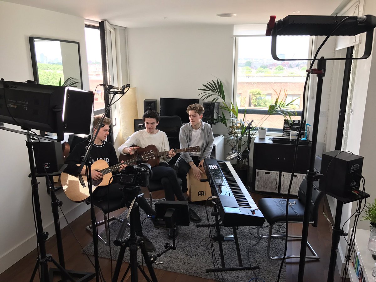 bopmendes's tweet photo. My #TeenChoice for #ChoiceNextBigThing is @NewHopeClub 💖 https://t.co/1fMhKEWeie