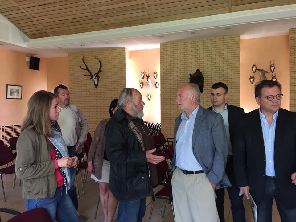 JeunesReps10's tweet photo. G.#Menuel visitait auj. l'ent.#Saviplast de #SainteSavine et a rencontré la Féd de Chasse de l'Aube, accompagné d'@DaMotaAdam #Circo1003 https://t.co/QdDSf8tKNt
