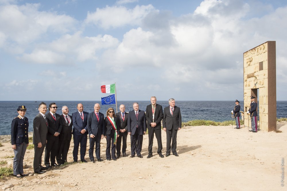poliziadistato's tweet photo. Riunione Ermes con i capi delle polizie di 9 Paesi del Mediterraneo per lotta al terrorismo e contrasto immigrazione #CapodellaPolizia #Scip https://t.co/A9rUVPZhzs