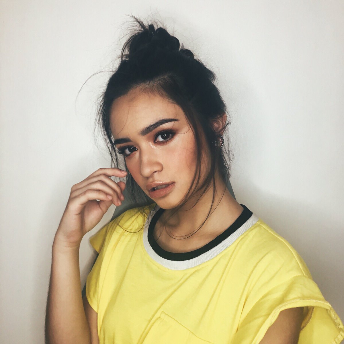 angelinaisabele's tweet photo. Sooon! 🌻 #SpottedMagazine https://t.co/fxF20xbx4s