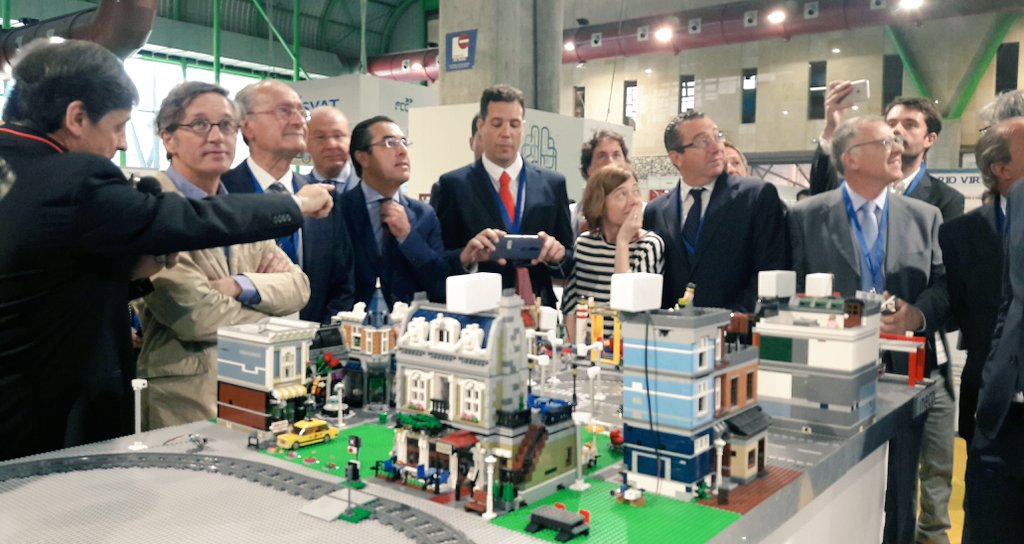 GobiernoMalaga's tweet photo. Demostración #SmartCity Modelo Español de Territorios Inteligentes @minetadgob @redpuntoes en @forogreencities @Fycma con secretario Estado https://t.co/tFEa3urZpX