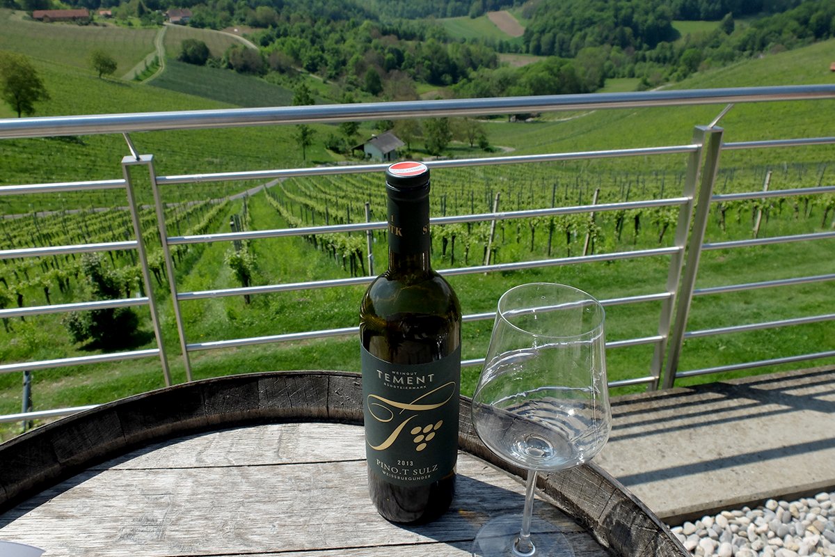 lawineista's tweet photo. Pour prendre de la hauteur, le domaine #Tement
➡️ https://t.co/iRAwcxXM0a
#Austria #styrie #winelover #winetour https://t.co/zIyzlRrZWk
