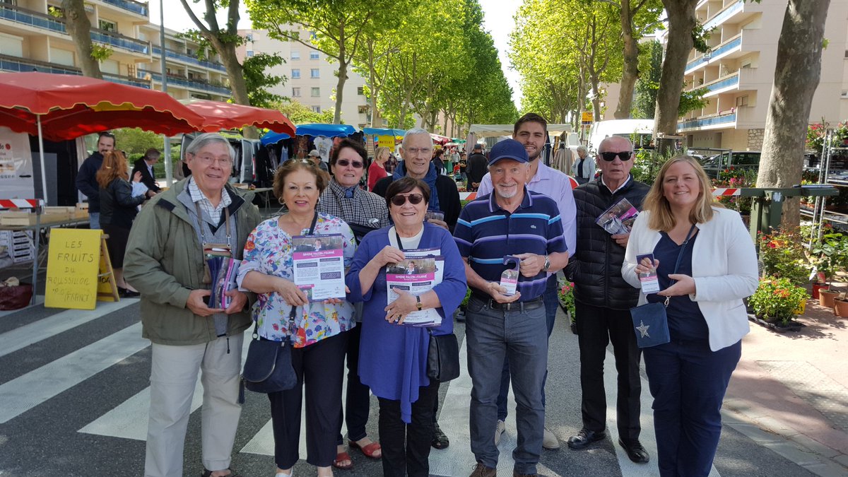 spf2017's tweet photo. Ce matin, la #team était au côté de notre déléguée de circonscription @MathIclanzan pour le dernier tractage sur le marché de Ramonville. https://t.co/WQ8sX9j34h