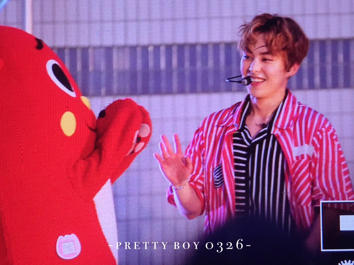 prettyboy_0326's tweet photo. 170607 첸백시 쇼케이스 #xiumin #시우민 https://t.co/hFE7v8sn2M