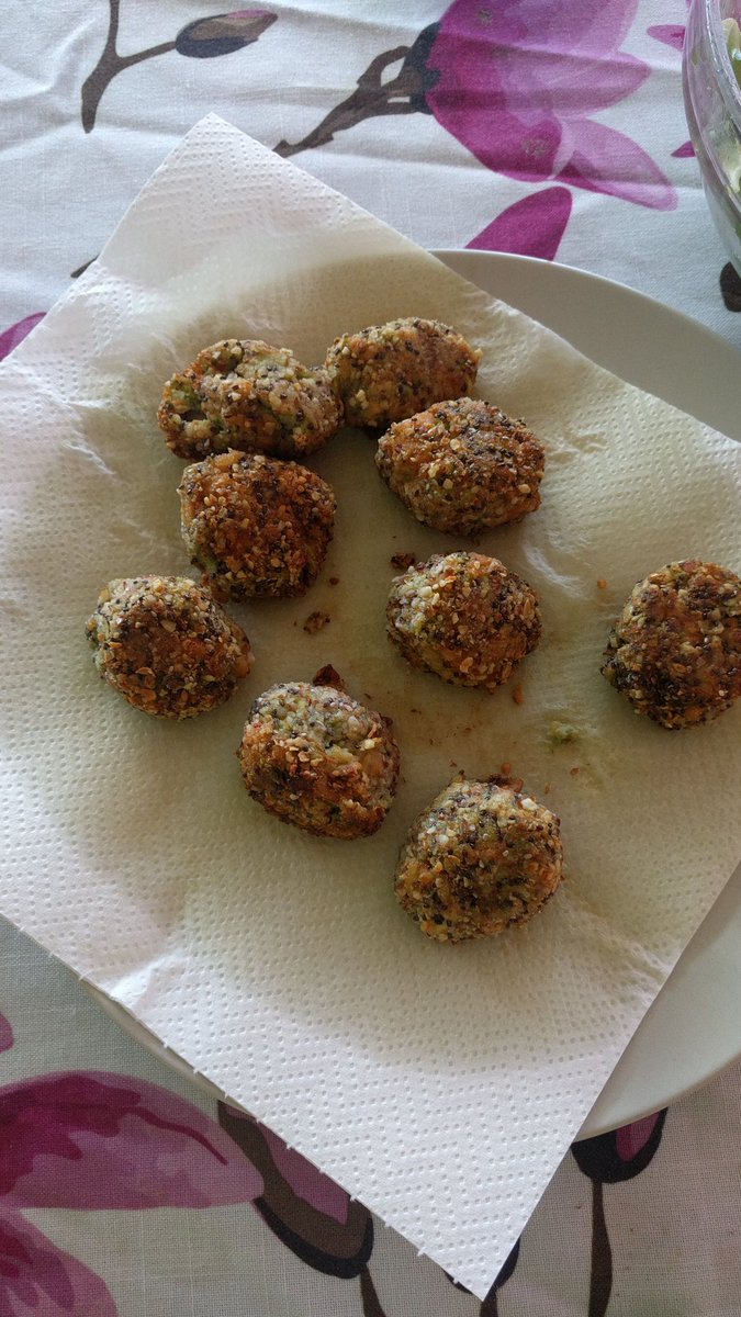 Croquetas salmón y aguacate, fáciles incluso para mi. Esto del low carb además de quedar  "trending" queda rico. Gracias @epopeya_lowcarb