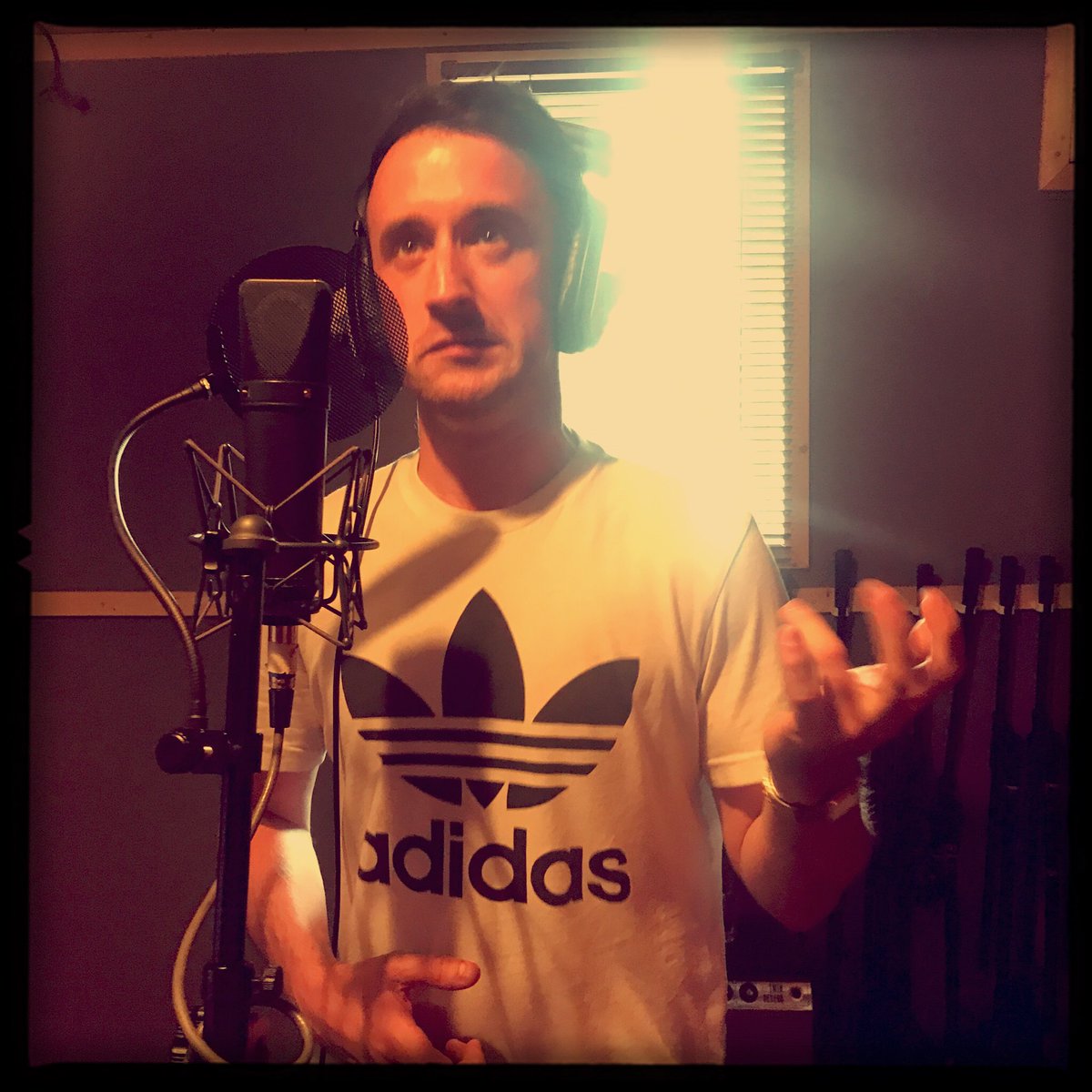 BelleBowTieSing's tweet photo. #WednesdayWisdom: when #recording a #demo always #airguitar the #instrumental - always! #singer #studio #singer #singers #functionsinger 🎸👊🏻 https://t.co/BGY3shk7uF