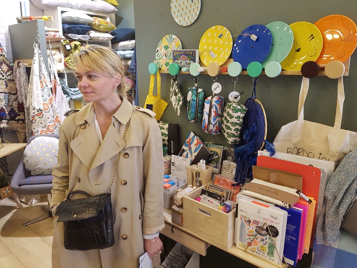 gfdainville's tweet photo. Ce matin, avec ma suppléante Karine Daninos, nous étions à la rencontre des commerçants de #BoisColombes
#Circo9203 https://t.co/AKiwELvNZz