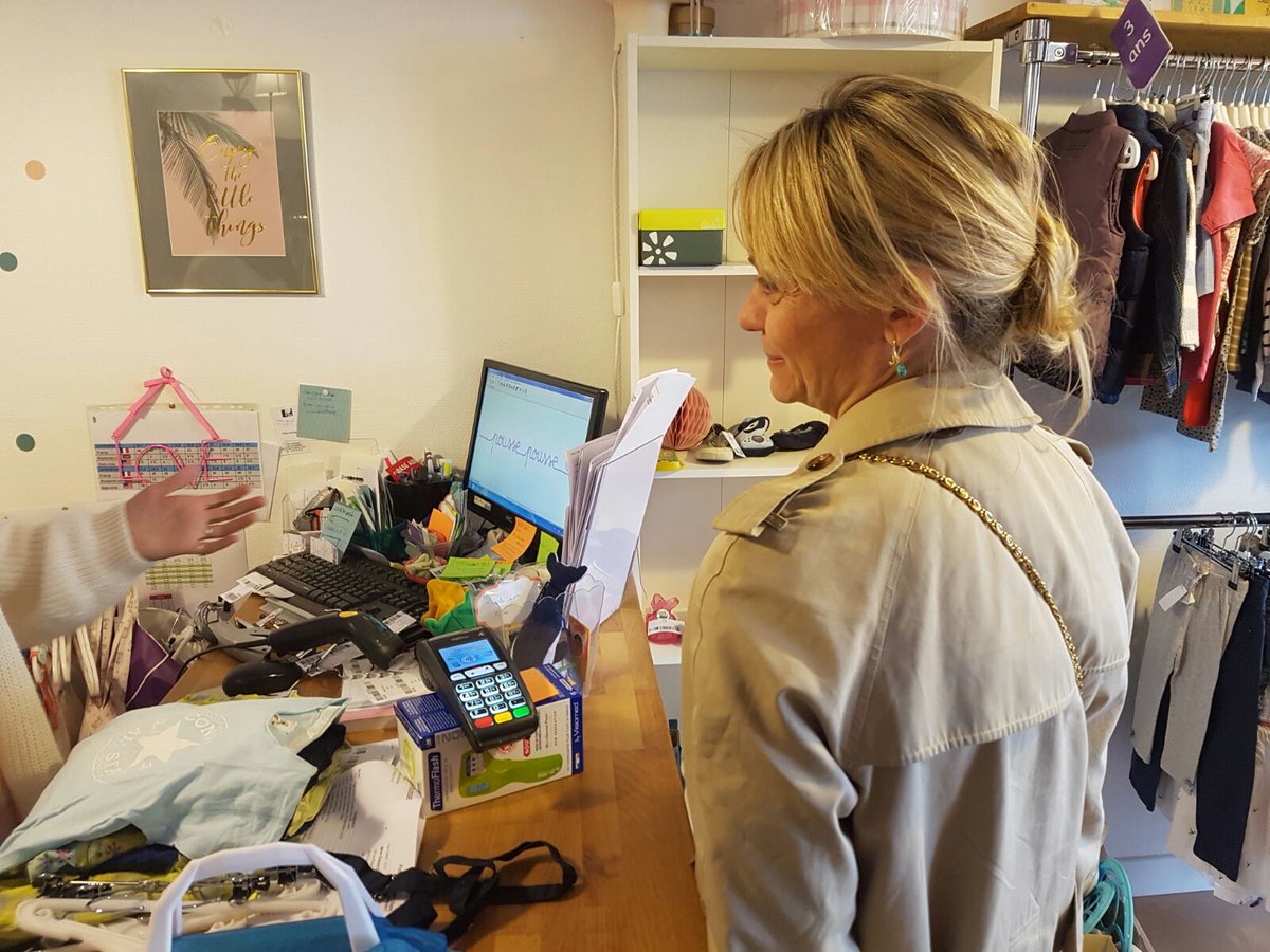 gfdainville's tweet photo. Ce matin, avec ma suppléante Karine Daninos, nous étions à la rencontre des commerçants de #BoisColombes
#Circo9203 https://t.co/AKiwELvNZz