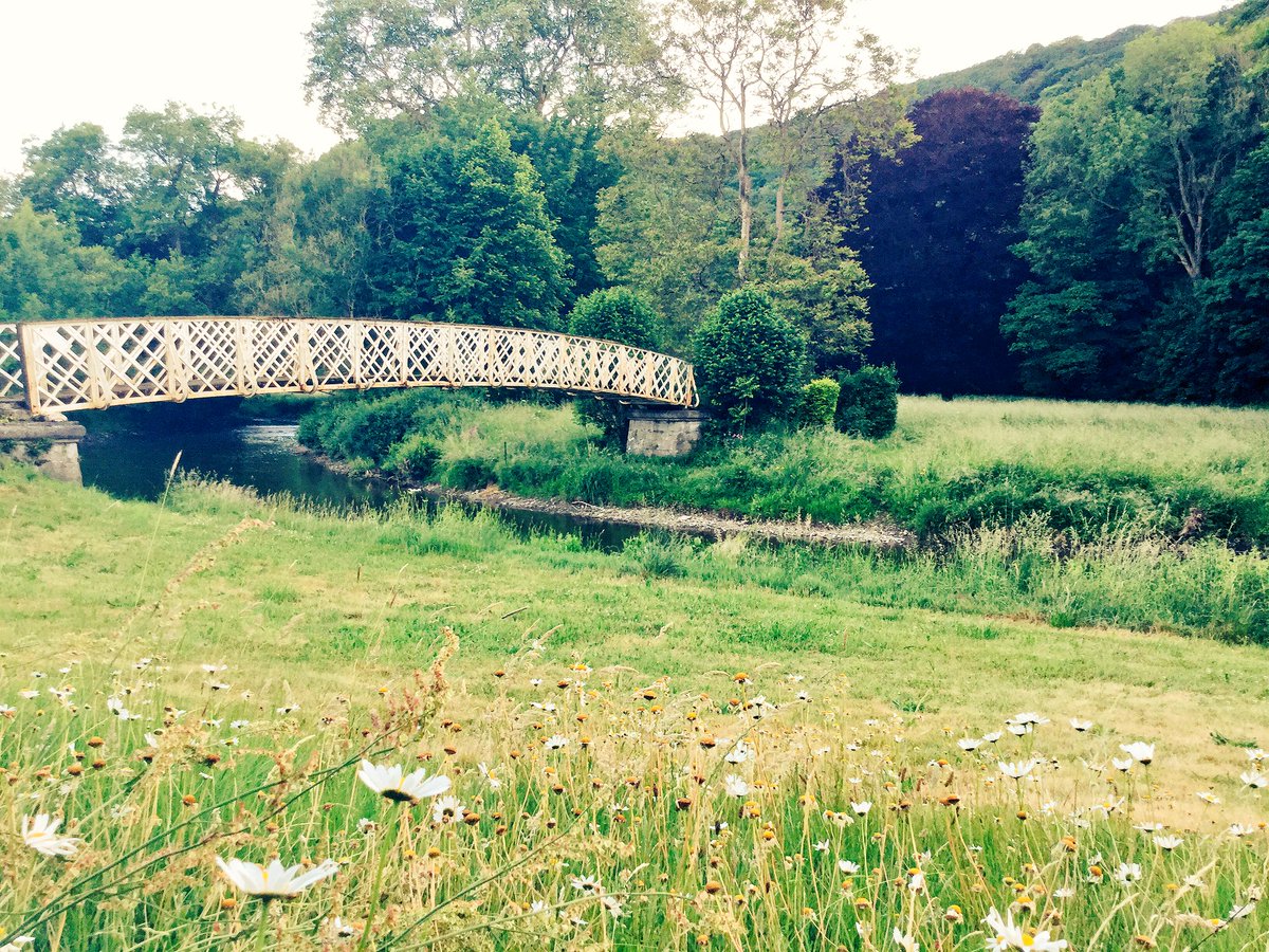 EmilieMontreal's tweet photo. Le charme du 🌳 @Luxembourgbelge en bordure de l'Ourthe 💦 et sous le regard de La Chapelle St Thibaut de #Marcourt 🇧🇪 #Wallonie #Belgique https://t.co/hKqMirq5IP