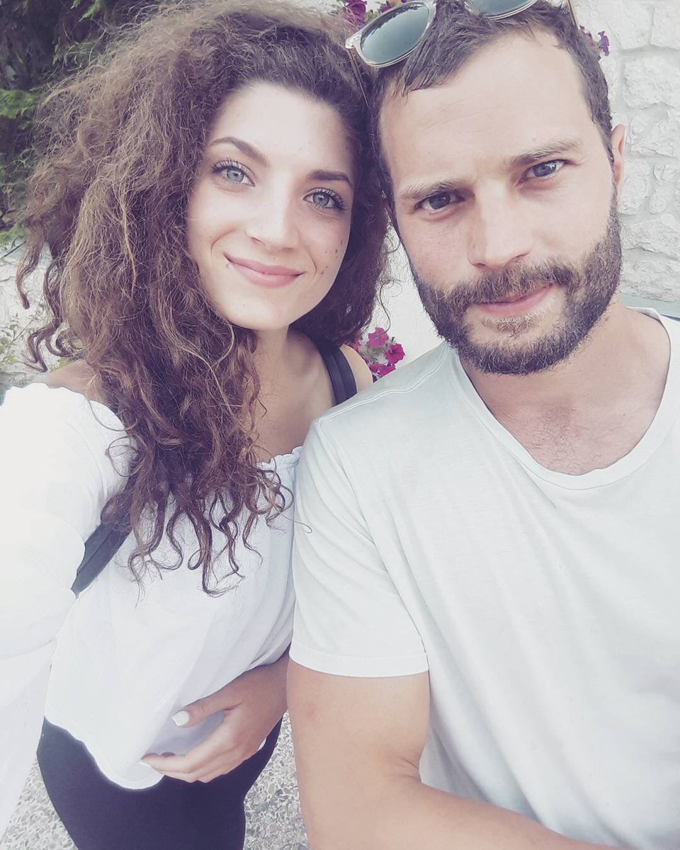 NOSSO JAMIE DORNAN TÁ VIVO, MINHA GENTE! Nova fanpic na Grécia. 💙💛💜