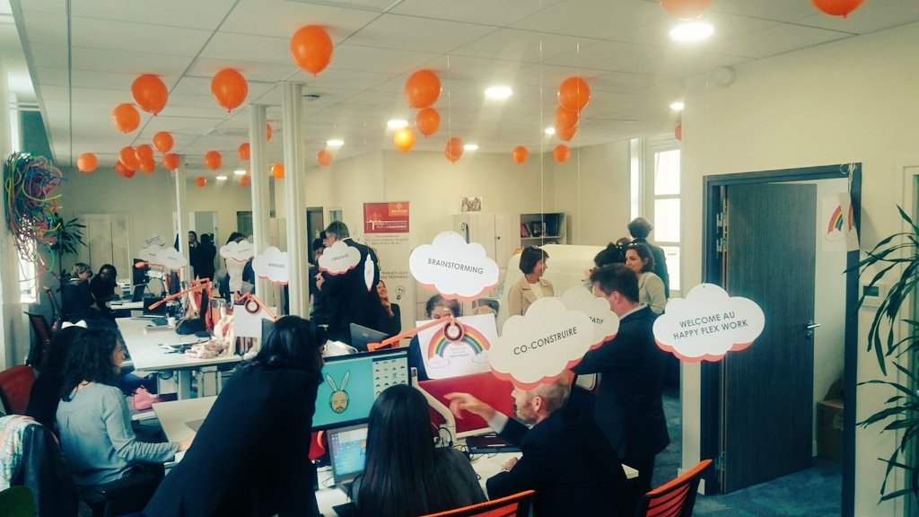 StChristopheAss's tweet photo. Suivez le guide ! Les espaces collaboratifs se montrent sous leur meilleur jour !📱💻🤗 #bubbleroom #creativeroom #espacezen #StChistopheCRWEEK https://t.co/w51fU5OQJP
