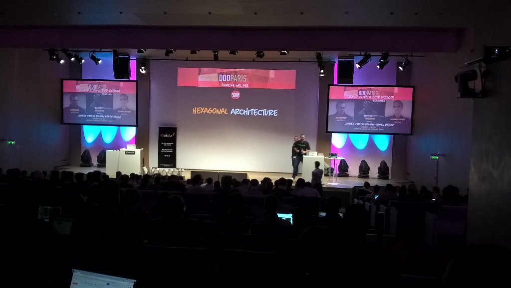 stepheUp's tweet image. Ça va commencer &quot;le code à l&apos;honneur&quot; et code legacy #dddparis @microsoftfrance @brunoboucard