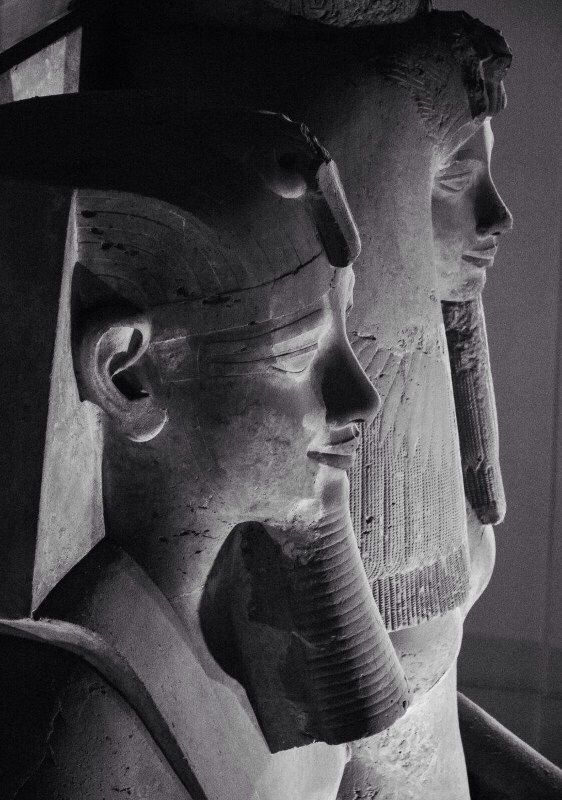 encherepublique's tweet photo. Amenhotep III et sa reine Tiyi. L'Egypte reconnaît à la femme son égalité à l'homme et sa complémentarité qui s'exprime dans l'acte créateur https://t.co/JQycqOHheX