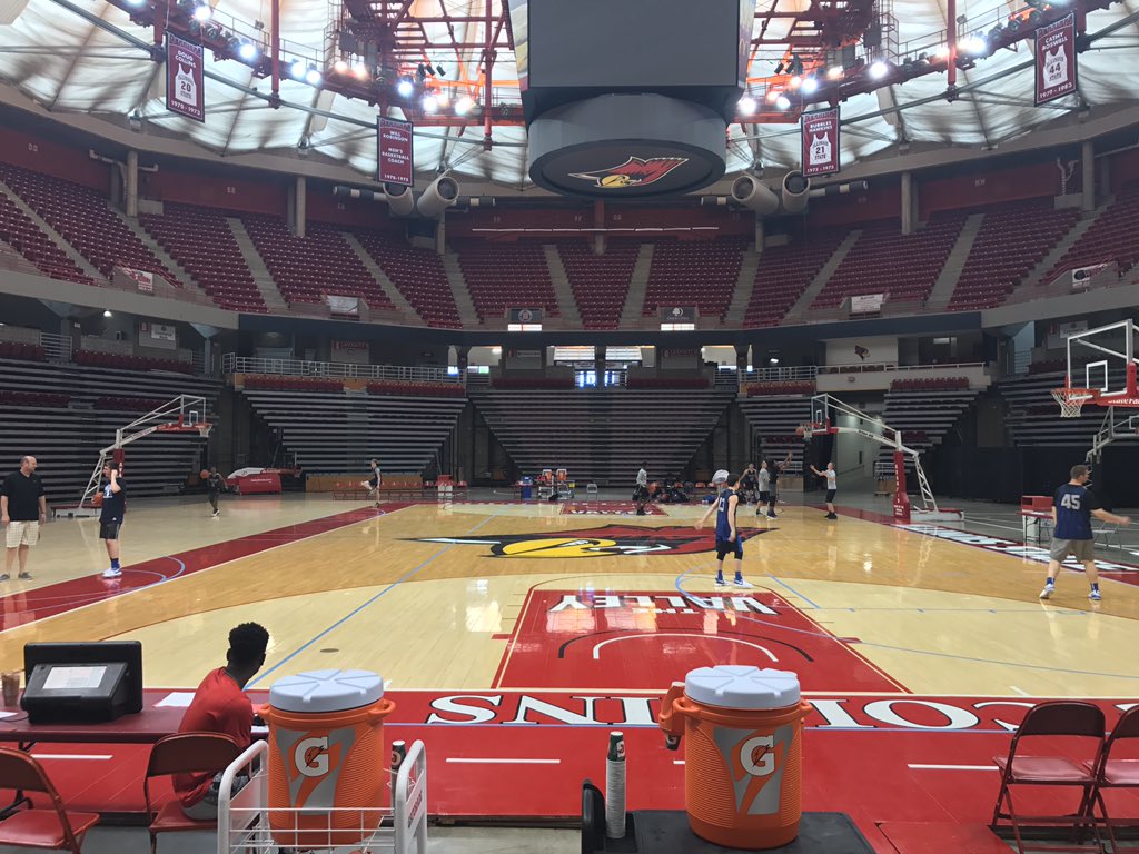 Early bird gets the open court. Warming up