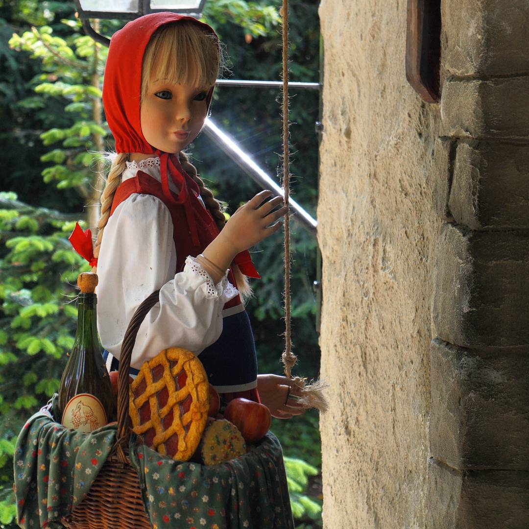 3.Juni. 2017
.
Je kunt hier het beroemde Roodkapje sprookje lezen.
.
#sprookjesbos #efteling #sprookjes #roodkapje