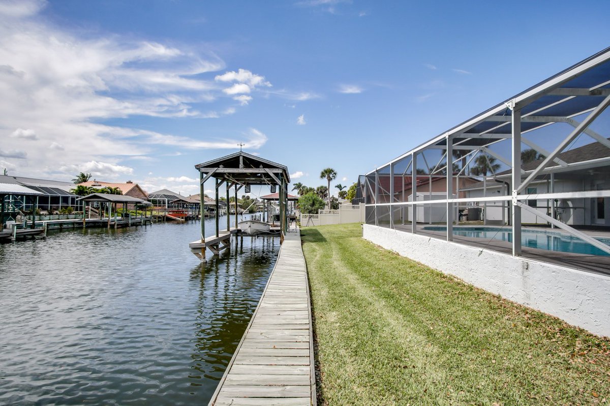 Real321Lux's tweet photo. Take a look at this listing in #MelbourneBeach, it is the ideal place for a water lover! full listing: https://t.co/LiiS9JmXyS #real321lux https://t.co/wXH5AuklGC