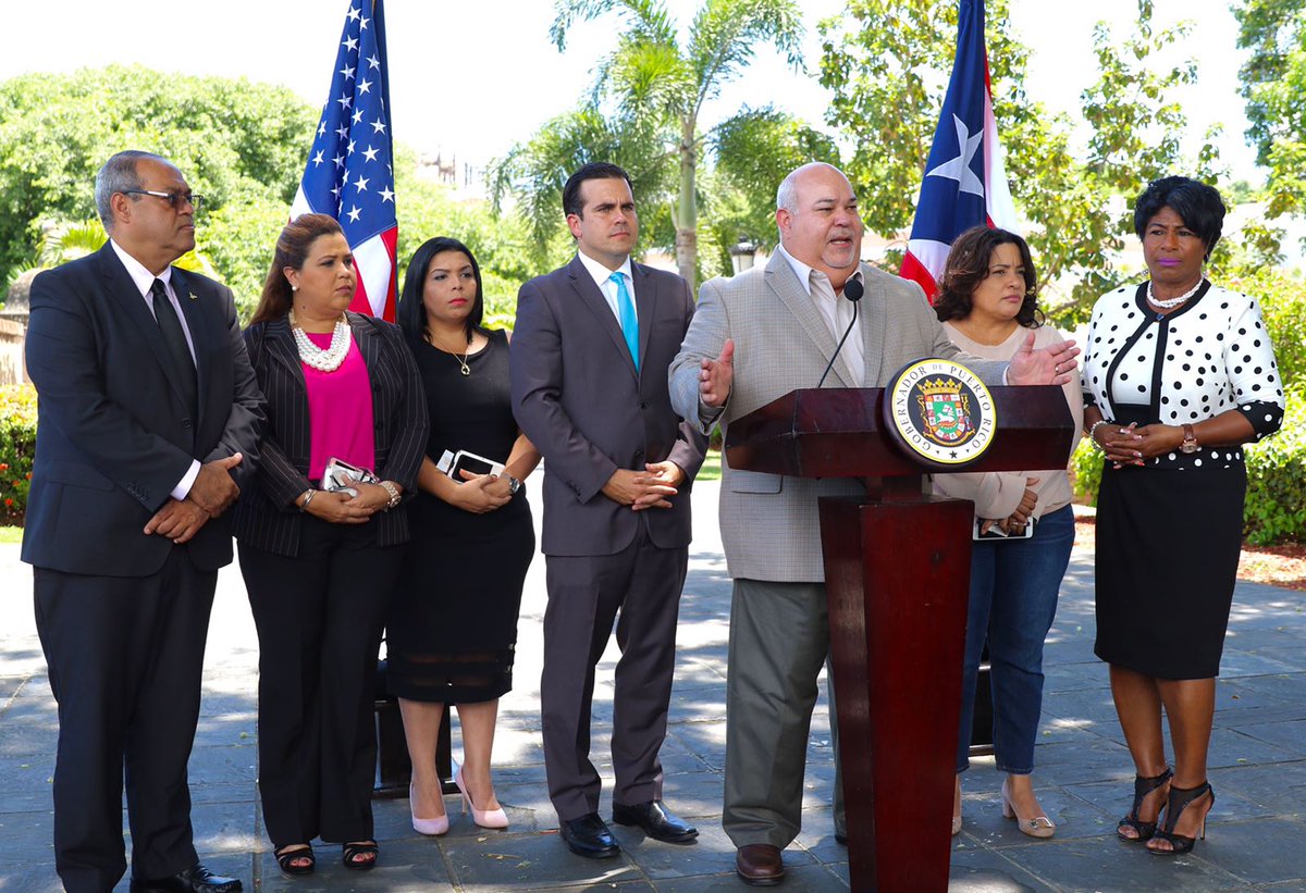 CamaraConPR's tweet photo. El presidente cameral, @JohnnyMndez2016 junto a Legisladores, en la firma del Proyecto de Ley para las Iglesias Escuelas #PS255 https://t.co/MhtcQEQpex