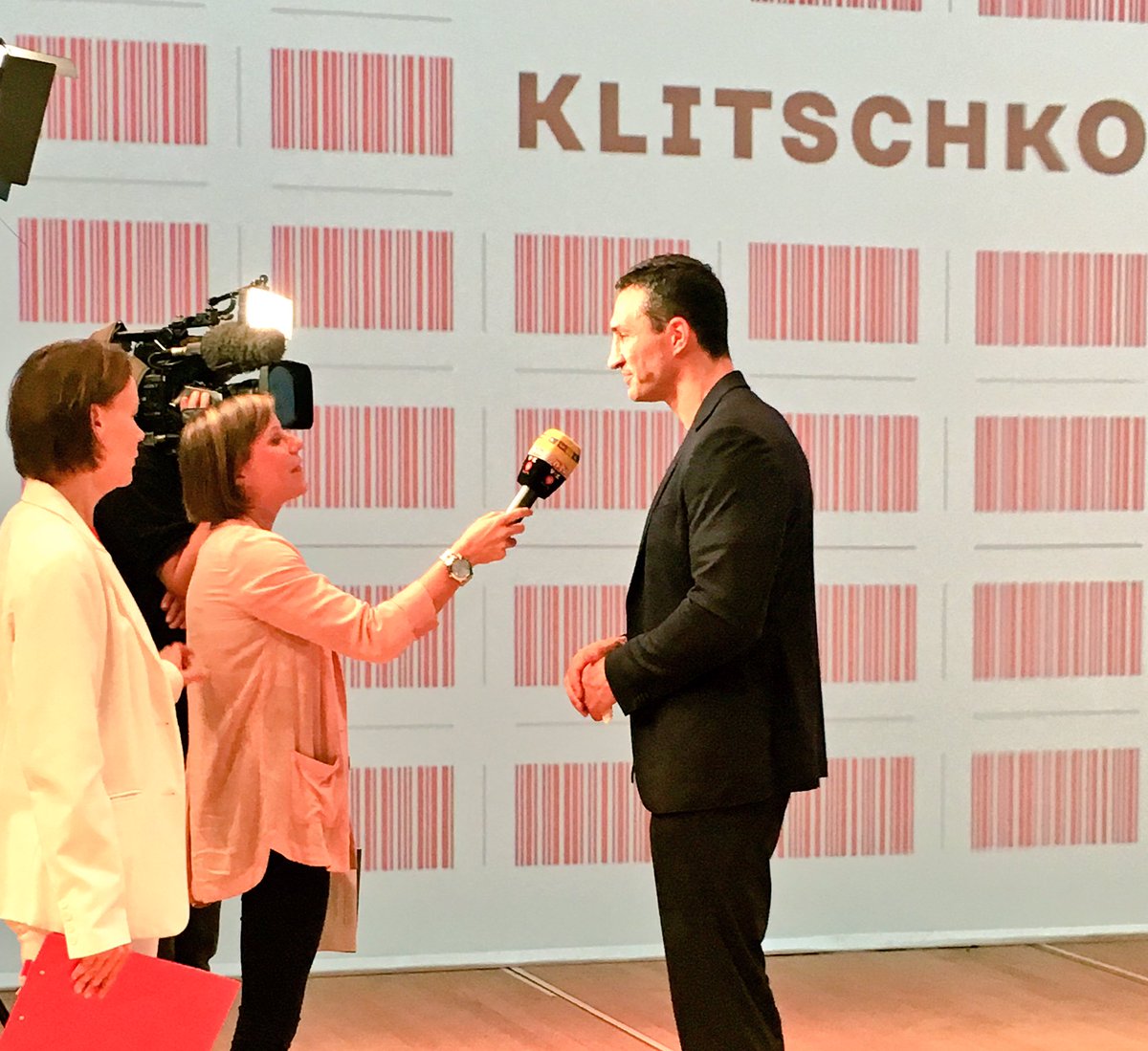 leopoldhoesch's tweet image. Startupper @Klitschko talking to @RTLde after perfect pitch today in Hamburg.  #DecodingSuccess