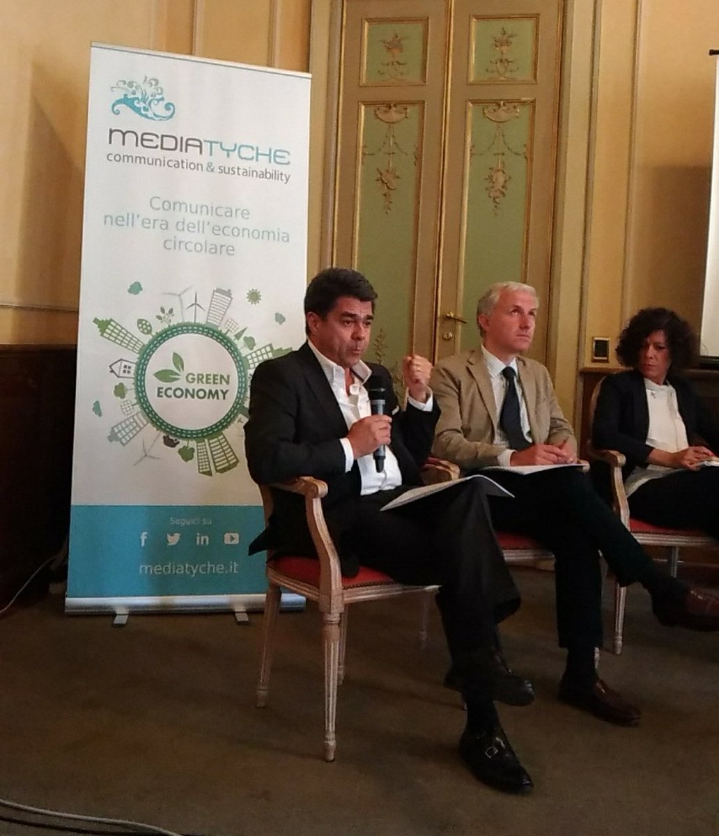 Mediatyche's tweet photo. Gonzalez Galicia: anche la gamification ci aiuta a coinvolgere le persone in progetti difficili da spiegare #OSeC17 https://t.co/StUIgd8Cgy
