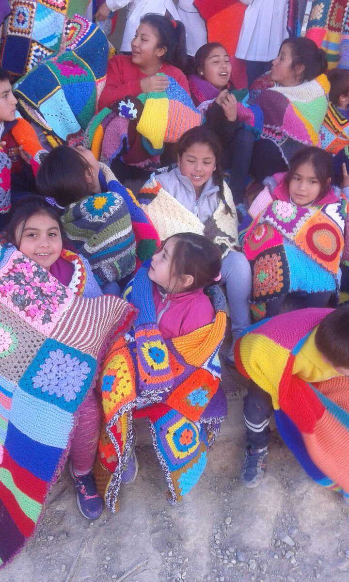 AMPHI_RS's tweet photo. Hoy vuelve Tejiendo la Red!Tejemos mantas para abrigar a niños de escuelas rurales de todo el pais!Sumate con tu tiempo,cuadraditos o lanas! https://t.co/PwA1Tx2LRi