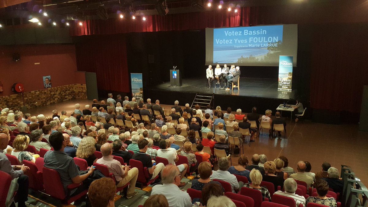 Foulon_Yves's tweet photo. Yves Foulon, Marie Larrue,Jean-Jacques Eroles et @mhdesesgaulx  sur scène pour la dernière réunion publique du sud-bassin. #YF2017 https://t.co/ESsJi73czo