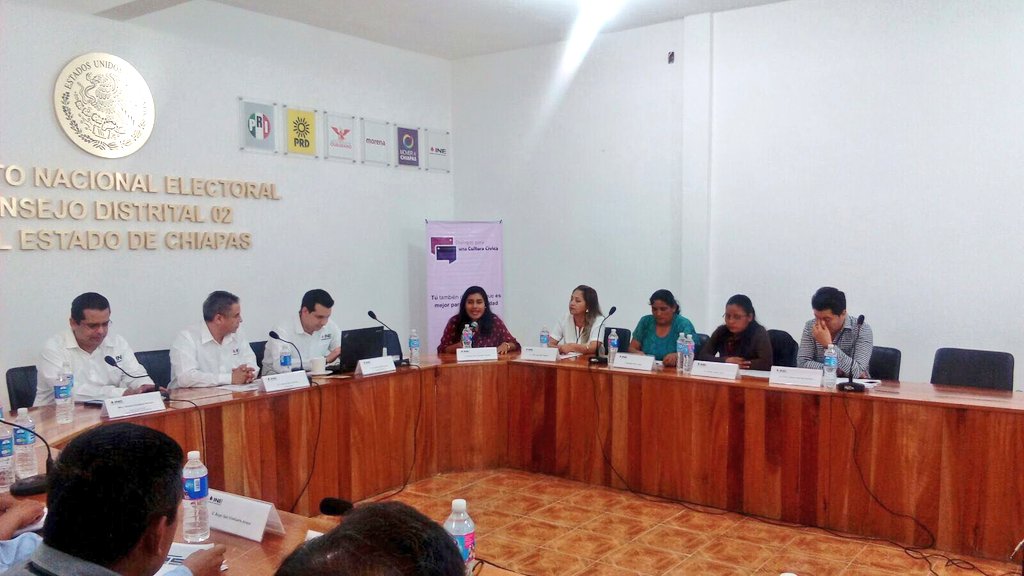 INE_Chiapas's tweet photo. Con la participación de ONGs de mujeres indígenas, el #Distrito02Bochil realiza Mesa de Diálogos para una cultura cívica en la sede de la JD https://t.co/UWkJf7nn3C
